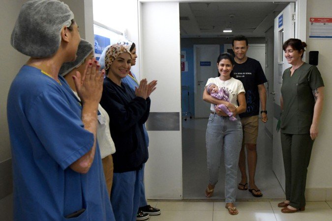  Ester Leite sai do hospital no colo da mãe, após alta médica. Com poucos dias de vida, bebê enfrentou uma cirurgia bastante delicada