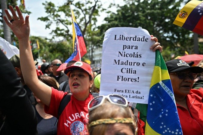 SImpatizante do venezuelano exibe bandeira do Brasil e cartaz: 