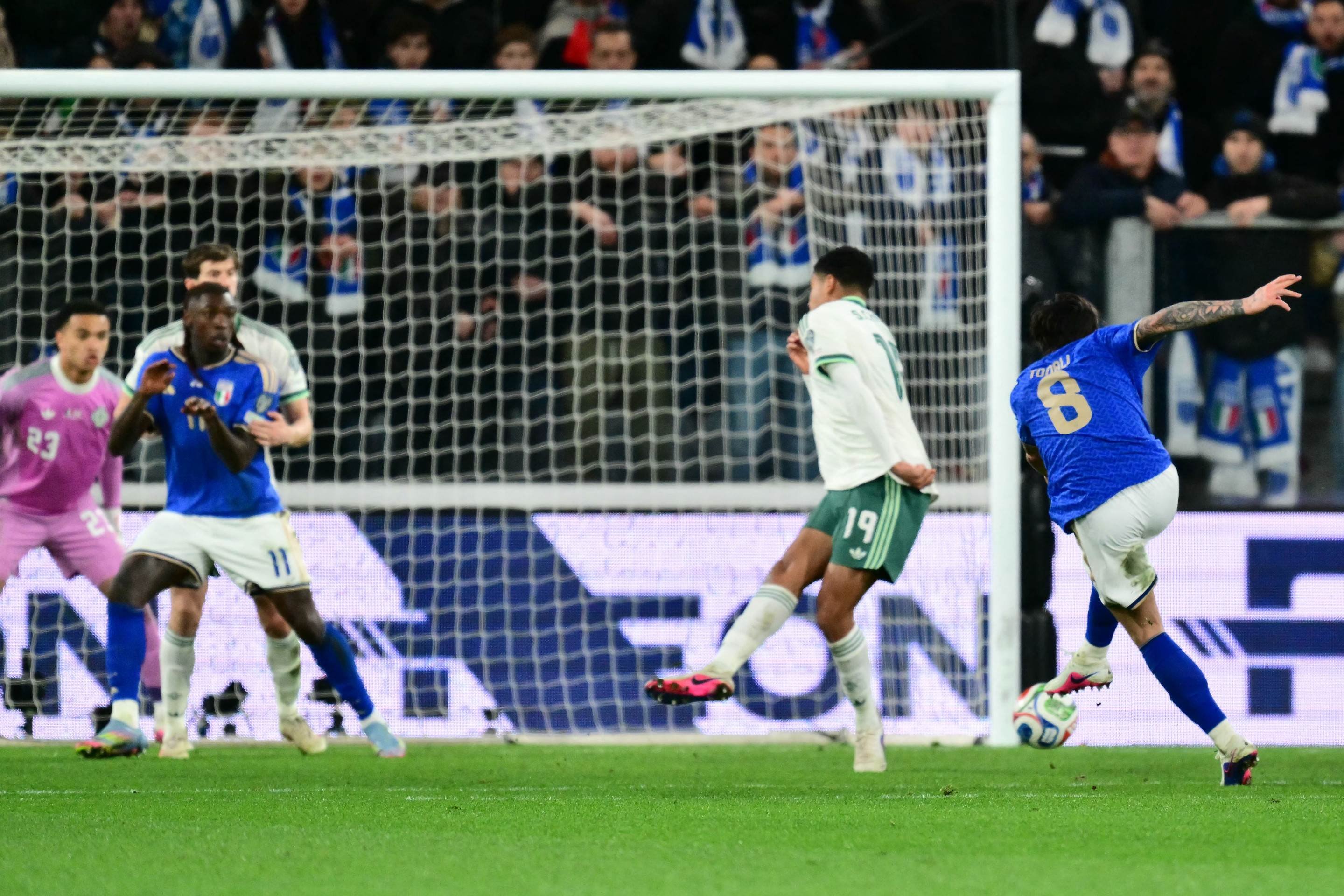 O momento do chute poderoso de Tonali, que alivou a press&atilde;o com o primeiro gol contra a Irlanda do Norte