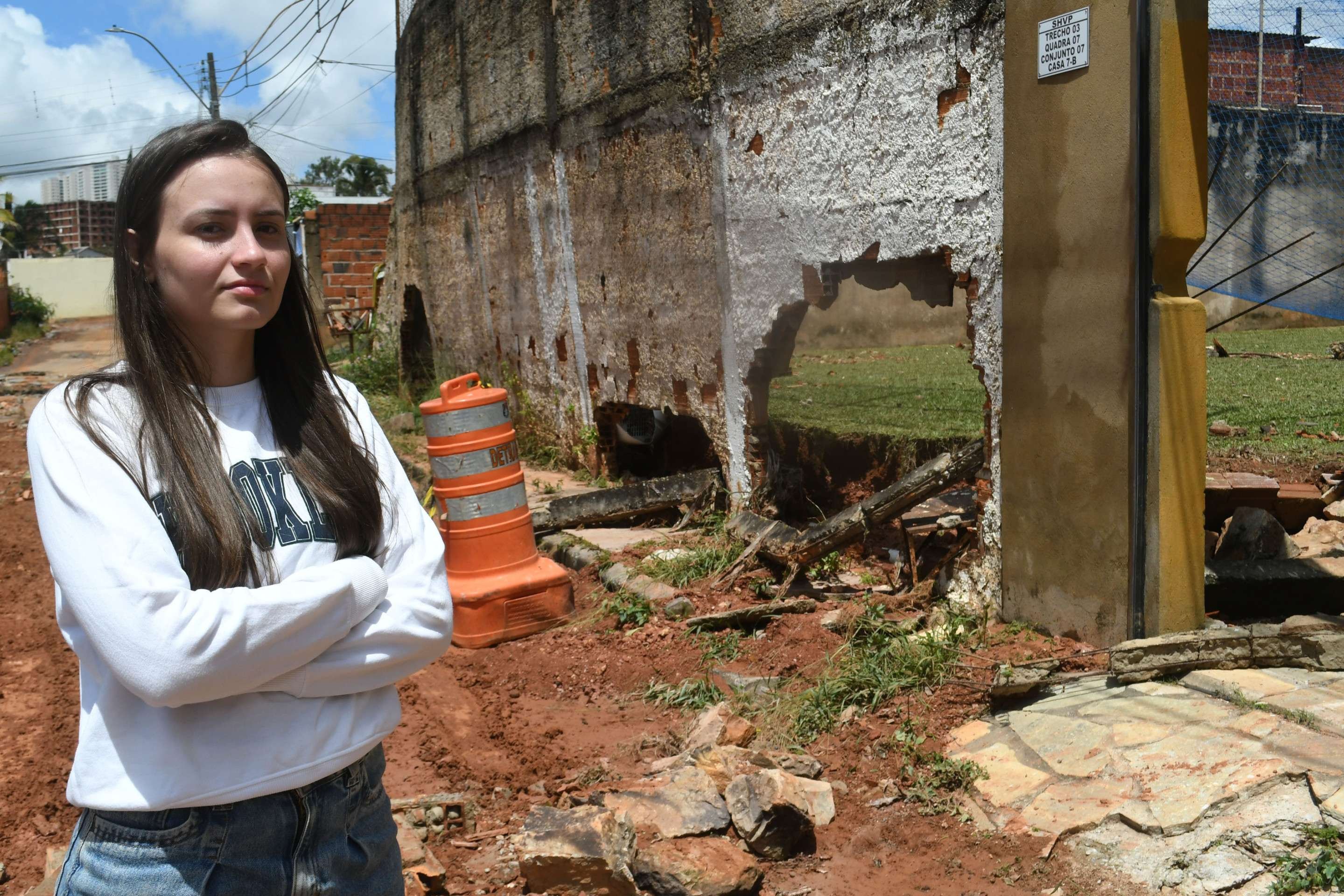 A moradora da Rua 4 Nathalia Vicente comenta que a fam&iacute;lia ter&aacute; que come&ccedil;ar tudo de novo