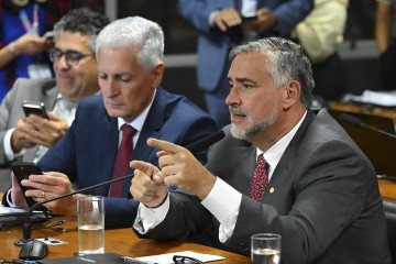 Na bancada, da esquerda para a direita, os deputados Paulo Pimenta (PT-RS), Rog&eacute;rio Correia (PT-MG) e Alencar Santana (PT-SP)  -  (crédito: Jefferson Rudy/Ag&ecirc;ncia Senado) -Na bancada, da esquerda para a direita, os deputados Paulo Pimenta (PT-RS), Rog&eacute;rio Correia (PT-MG) e Alencar Santana (PT-SP)  -  (crédito: Jefferson Rudy/Ag&ecirc;ncia Senado)
