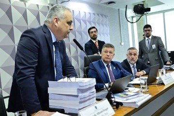 O relatório do deputado Alfredo Gaspar tem mais de quatro mil páginas: sessão tumultuada no Senado seguiu noite adentro  -  (crédito: Geraldo Magela/Agência Senado)