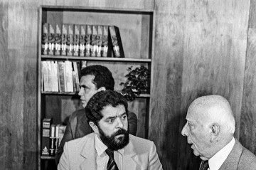 Afonso Arinos,
Lula e Ulysses Guimarães
na Constituinte - (crédito: Paula Simas) Afonso Arinos,
Lula e Ulysses Guimarães
na Constituinte - (crédito: Paula Simas)