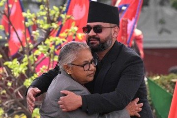 O recém-empossado primeiro-ministro do Nepal, Balendra Shah, abraça a ex-primeira-ministra interina Sushila Karki durante a cerimônia de posse em Katmandu, em 27 de março de 2026       -  (crédito: PRAKASH MATHEMA / AFP)