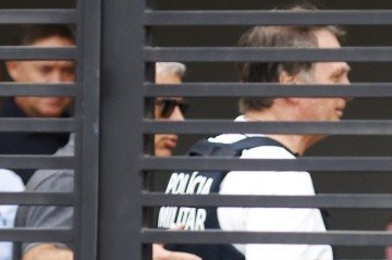 Ex-presidente deixou o hospital com um colete balístico fornecido pela PM do Distrito Federal. Tornozeleira foi colocada pouco antes de ter alta -  (crédito: Estadão Conteúdo)