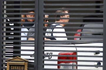 Bolsonaro ao voltar para casa, na sexta-feira. Poucos presos têm condições de cumprir pena junto da família -  (crédito: Wilton Junio/Estadão Conteúdo)