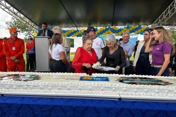 Corte do bolo sempre ocorre na data oficial de fundação da cidade -  (crédito: Divulgação/ADM Ceilândia)