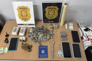 Drogas embaladas, celulares e itens para auxiliar no tráfico foram apreendidos no interior da casa utilizada como ponto de tráfico -  (crédito: Divulgação/PCDF) -Drogas embaladas, celulares e itens para auxiliar no tráfico foram apreendidos no interior da casa utilizada como ponto de tráfico -  (crédito: Divulgação/PCDF)