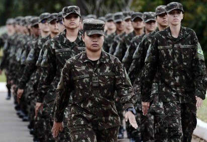 Tenente Tumim orienta, acompanha e lidera o grupo de recrutas voluntárias -  (crédito: Fotos: Minervino Júnior/CB/D.A.Press)