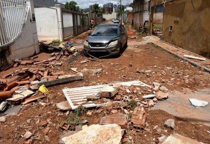 Estrago das chuvas em Vicente Pires. Rua 4 -  (crédito: Fotos: Marcelo Ferreira/CB/D.A Press) -Estrago das chuvas em Vicente Pires. Rua 4 -  (crédito: Fotos: Marcelo Ferreira/CB/D.A Press)