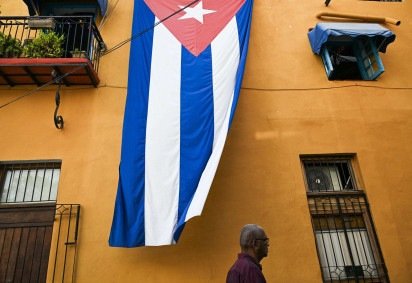 Homem anda pelas ruas de Havana, capital de Cuba, com uma bandeira do país -  (crédito:  YAMIL LAGE / AFP) -Homem anda pelas ruas de Havana, capital de Cuba, com uma bandeira do país -  (crédito:  YAMIL LAGE / AFP)