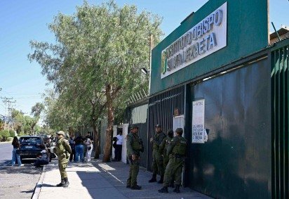 Familiares das vítimas aguardam do lado de fora de estação de polícia em Calama, na região norte do Chile, cidade onde o crime foi cometido -  (crédito:  AFP) -Familiares das vítimas aguardam do lado de fora de estação de polícia em Calama, na região norte do Chile, cidade onde o crime foi cometido -  (crédito:  AFP)