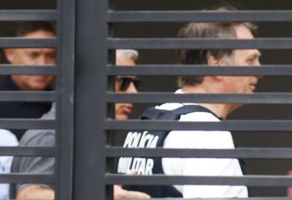 Ex-presidente deixou o hospital com um colete balístico fornecido pela PM do Distrito Federal. Tornozeleira foi colocada pouco antes de ter alta -  (crédito: Estadão Conteúdo) -Ex-presidente deixou o hospital com um colete balístico fornecido pela PM do Distrito Federal. Tornozeleira foi colocada pouco antes de ter alta -  (crédito: Estadão Conteúdo)