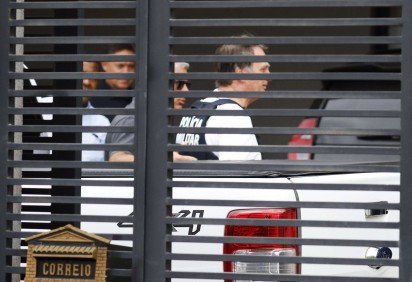 Bolsonaro ao voltar para casa, na sexta-feira. Poucos presos têm condições de cumprir pena junto da família -  (crédito: Wilton Junio/Estadão Conteúdo) -Bolsonaro ao voltar para casa, na sexta-feira. Poucos presos têm condições de cumprir pena junto da família -  (crédito: Wilton Junio/Estadão Conteúdo)