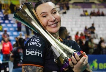 Tiffany Abreu se posiciona sobre decisão do COI: 