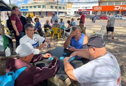 Jogadores se divertem com domin&oacute;, mesmo sem tendas -  (crédito: Vit&oacute;ria Torres/CB) -Jogadores se divertem com domin&oacute;, mesmo sem tendas -  (crédito: Vit&oacute;ria Torres/CB)