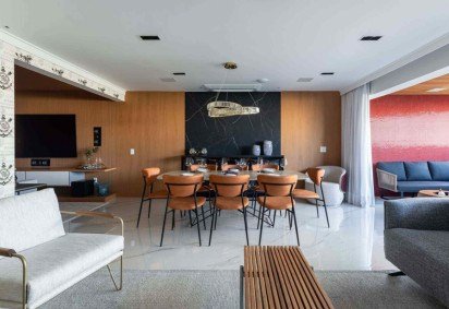 Peça-chave na decoração, o painel de madeira transforma qualquer ambiente com elegância e praticidade (Projeto: Camila Palladino | Imagem: David Aranha) -  (crédito: EdiCase) -Peça-chave na decoração, o painel de madeira transforma qualquer ambiente com elegância e praticidade (Projeto: Camila Palladino | Imagem: David Aranha) -  (crédito: EdiCase)