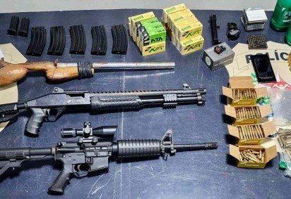 Foram apreendidos um fuzil Taurus T4 calibre .556 e duas espingardas, uma delas calibre 12 -  (crédito: PMMG/Reprodução)