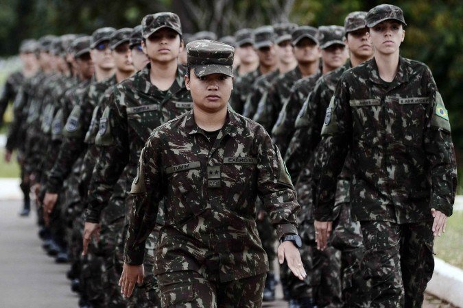 Tenente Tumim orienta, acompanha e lidera o grupo de recrutas voluntárias -  (crédito: Fotos: Minervino Júnior/CB/D.A.Press)