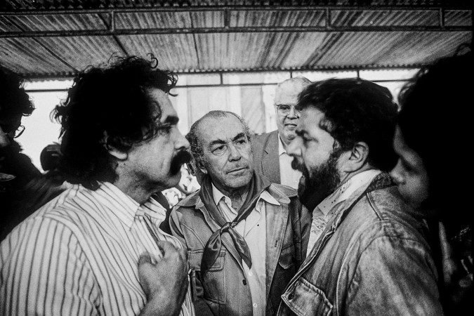 Olívio Dutra, Leonel Brizola e Luiz Inácio Lula da Silva numa manifestação pelas Diretas Já no centro da cidade de 
São Paulo, em 1988