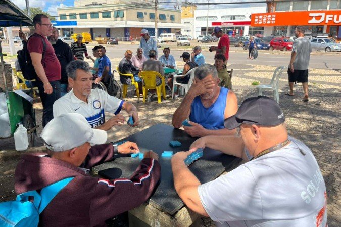 Jogadores se divertem com dominó mesmo sem tendas - (crédito: Vitória Torres/CB) Jogadores se divertem com dominó mesmo sem tendas - (crédito: Vitória Torres/CB)