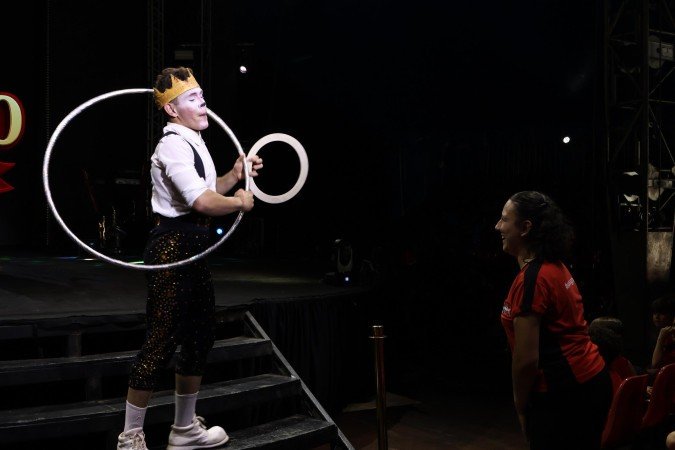 Acrobatas, globistas, malabaristas, palhaços e equilibristas encantam o público que vai ao Circo Real, no estacionamento do Mané Garrincha