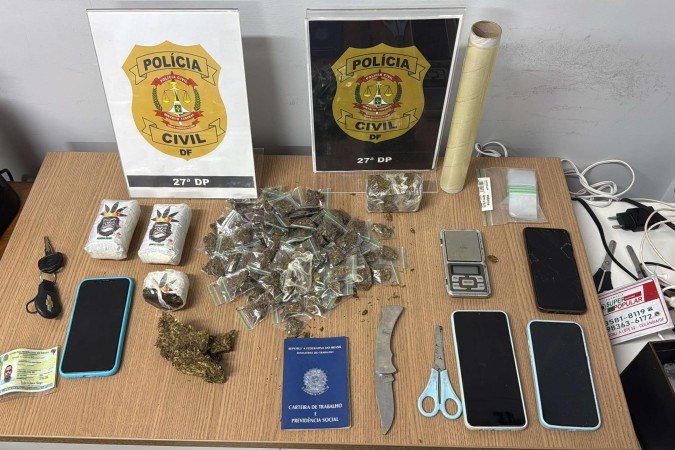 Drogas embaladas, celulares e itens para auxiliar no tráfico foram apreendidos no interior da casa utilizada como ponto de tráfico - (crédito: Divulgação/PCDF) Drogas embaladas, celulares e itens para auxiliar no tráfico foram apreendidos no interior da casa utilizada como ponto de tráfico - (crédito: Divulgação/PCDF)