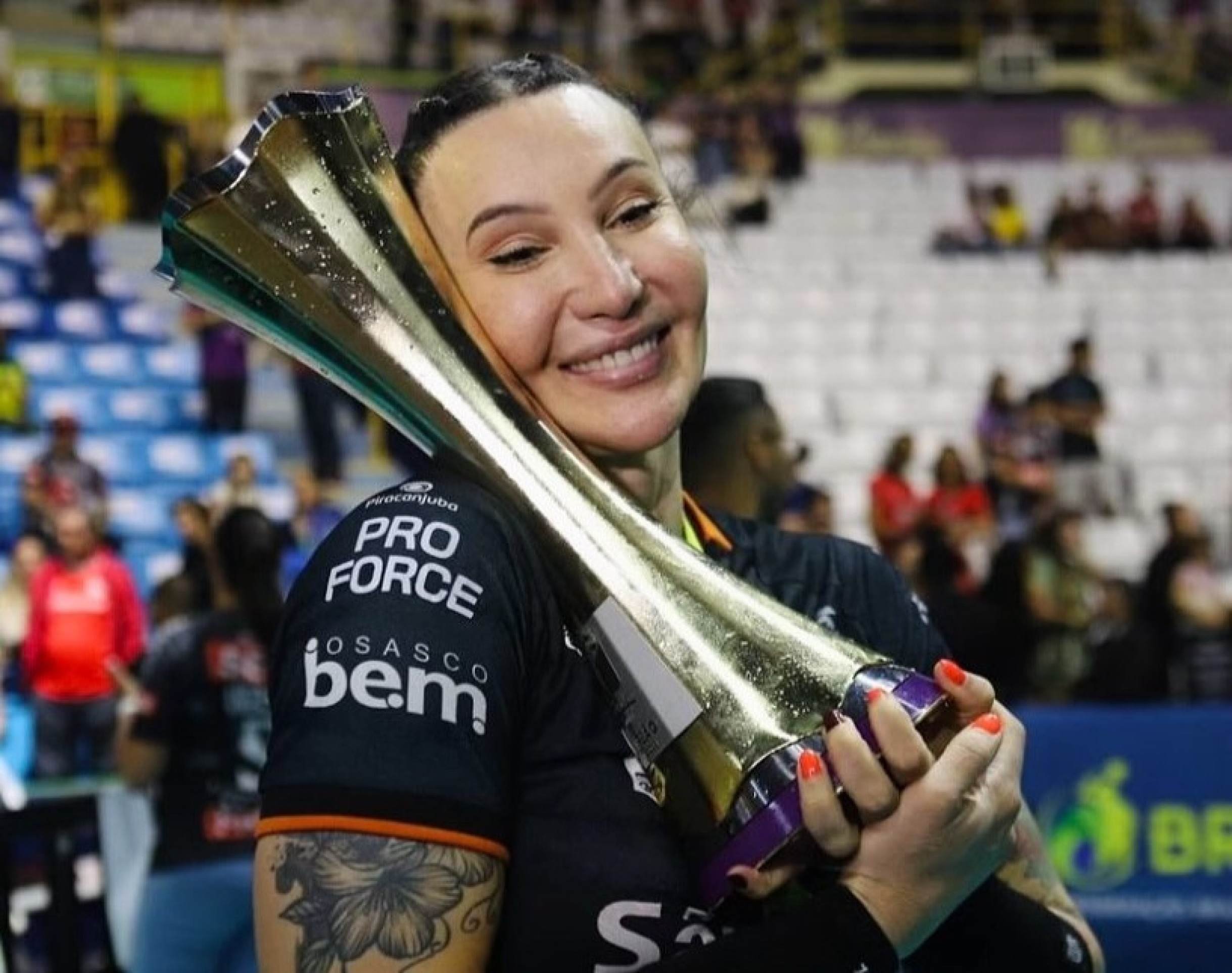 Tiffany Abreu se posiciona sobre decisão do COI: 'representa um grande retrocesso para o esporte', afirmou -  (crédito: Reprodução/Redes sociais )