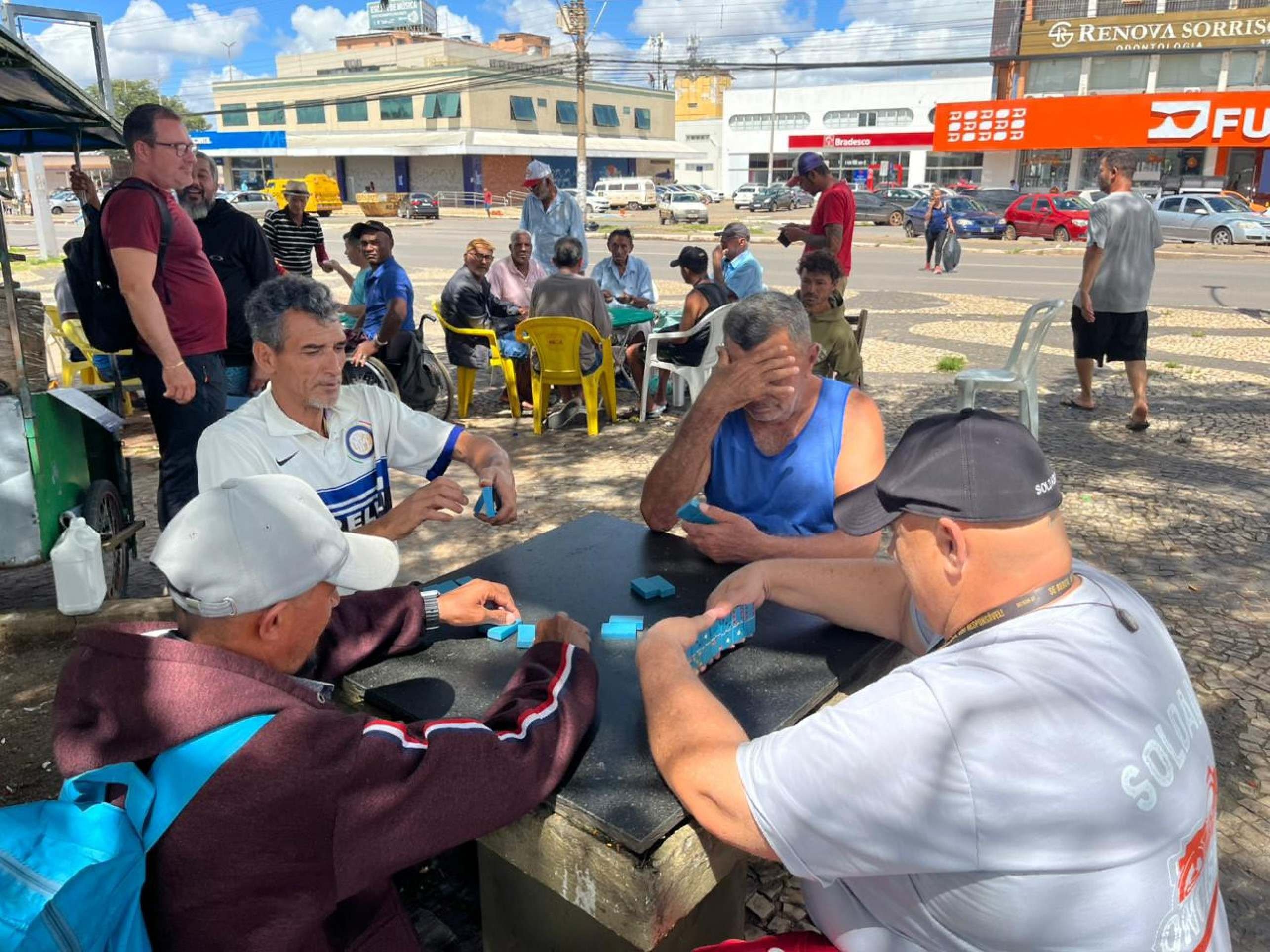 Retirada de tendas revolta jogadores de dominó em Ceilândia