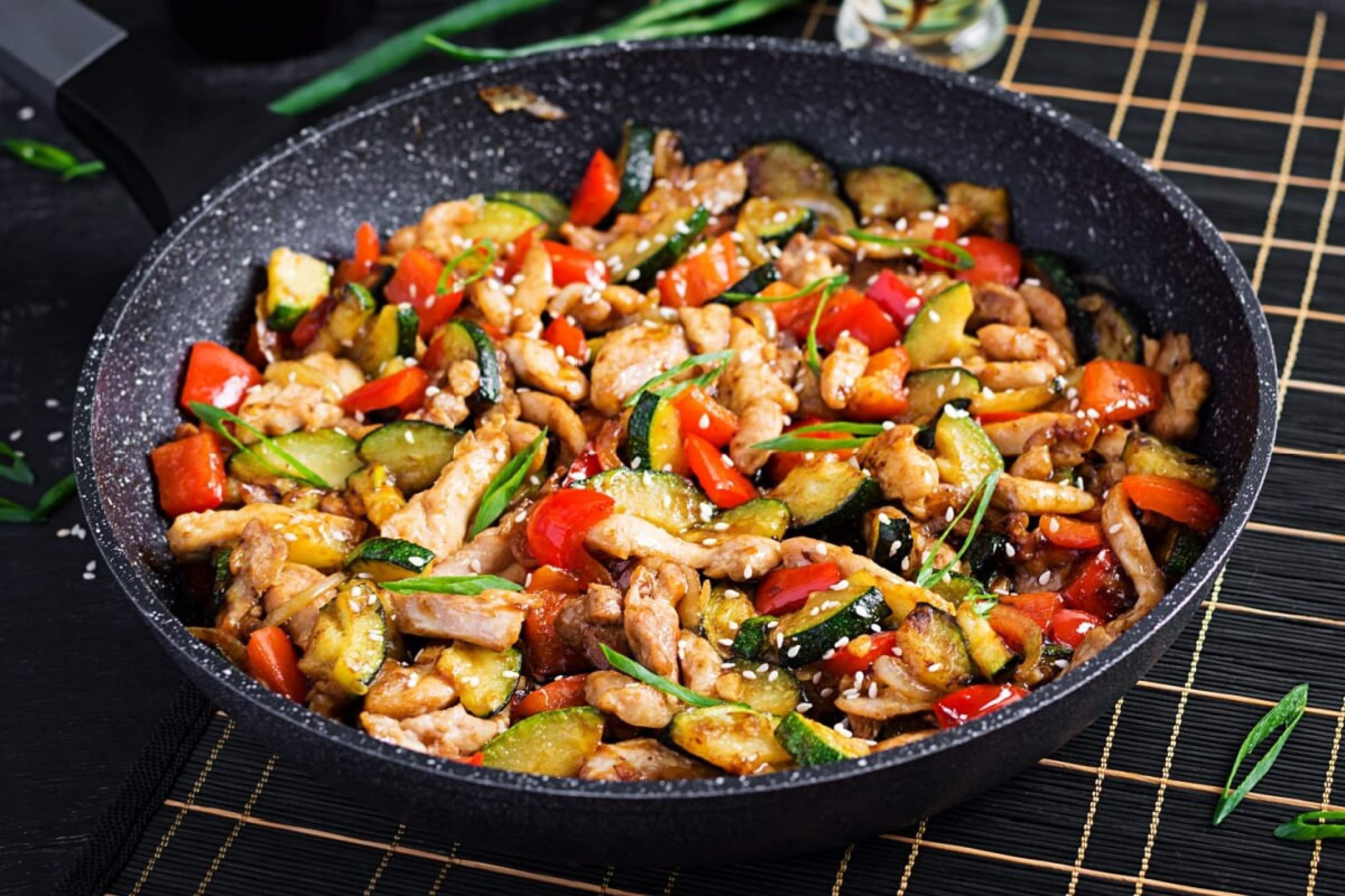 Frango refogado com abobrinha (Imagem: Timolina | Shutterstock)
- (crédito: EdiCase) Frango refogado com abobrinha (Imagem: Timolina | Shutterstock)
- (crédito: EdiCase)