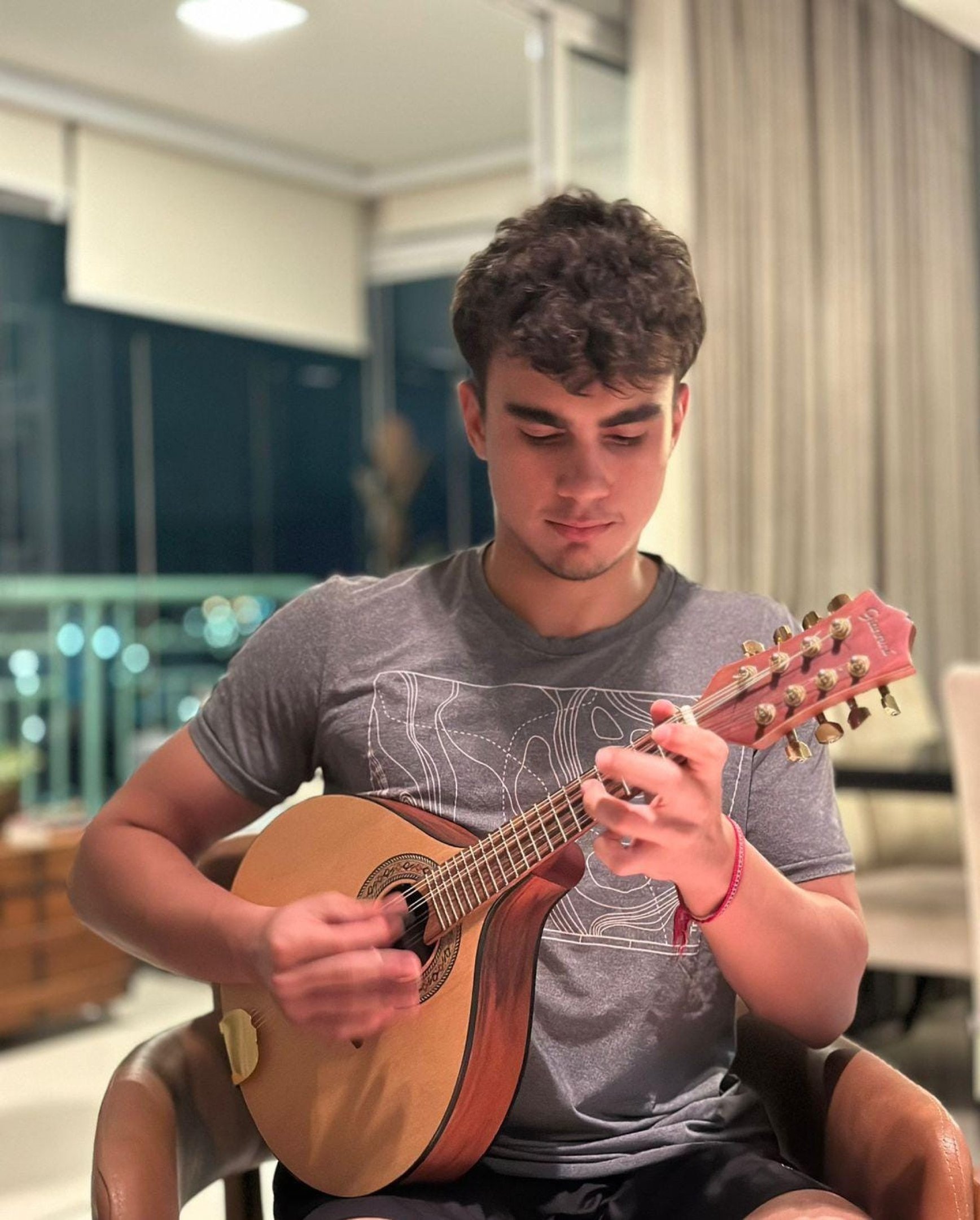 Heitor de Alencar, 16 anos, descobriu o bandolim