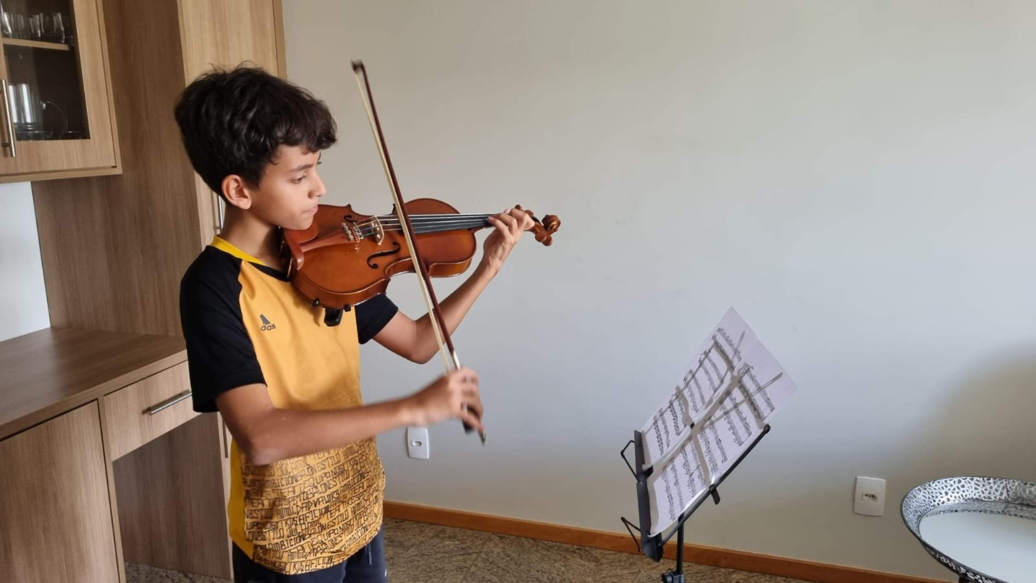 Para Rafael Reis, tocar violino &eacute; um  exerc&iacute;cio de persist&ecirc;ncia