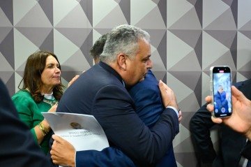Alfredo Gaspar e Carlos Viana se abraçam ao fim da CPMI, cujo relatório foi derrotado, na derradeira disputa entre governo e bolsonaristas - (crédito: Fotos: Marcos Oliveira/Agência Senado) Alfredo Gaspar e Carlos Viana se abraçam ao fim da CPMI, cujo relatório foi derrotado, na derradeira disputa entre governo e bolsonaristas - (crédito: Fotos: Marcos Oliveira/Agência Senado)