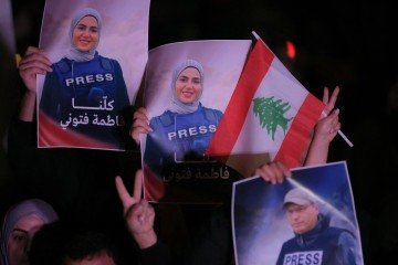 Os jornalistas mortos são Al Shuaib e Fátima Fatuni, além do irmão desta, que era cinegrafista -  (crédito: ibrahim AMRO / AFP)