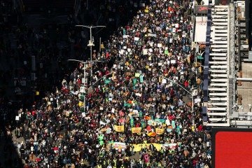 Manifestação contra Trump na Times Square, em Nova York, nos EUA neste sábado (28/3) - (crédito: CHARLY TRIBALLEAU / AFP) Manifestação contra Trump na Times Square, em Nova York, nos EUA neste sábado (28/3) - (crédito: CHARLY TRIBALLEAU / AFP)