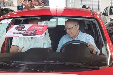 Alckmin fez as declarações durante evento do programa Carro Sustentável, em uma concessionária no Setor de Indústria e Abastecimento (SIA), em Brasília -  (crédito: Renato Souza/CB/D.A. Press)