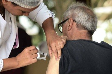 Para receber o imunizante, os interessados devem apresentar um documento oficial de identificação com foto e o cartão de vacinação - (crédito: Minervino Júnior/CB/D.A.Press) Para receber o imunizante, os interessados devem apresentar um documento oficial de identificação com foto e o cartão de vacinação - (crédito: Minervino Júnior/CB/D.A.Press)