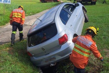 Carro sai da pista e cai em Vala no Lago Norte  -  (crédito: CBMDF) -Carro sai da pista e cai em Vala no Lago Norte  -  (crédito: CBMDF)