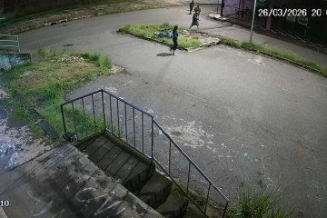 câmera flagra autora das facadas correndo com outros dois homens  -  (crédito: material cedido ao Correio)