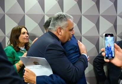 Alfredo Gaspar e Carlos Viana se abraçam ao fim da CPMI, cujo relatório foi derrotado, na derradeira disputa entre governo e bolsonaristas -  (crédito: Fotos: Marcos Oliveira/Agência Senado) -Alfredo Gaspar e Carlos Viana se abraçam ao fim da CPMI, cujo relatório foi derrotado, na derradeira disputa entre governo e bolsonaristas -  (crédito: Fotos: Marcos Oliveira/Agência Senado)