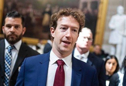 O advogado Mark Lanier falou com repórteres do lado de fora do tribunal na quarta-feira -  (crédito: EPA/Shutterstock) -O advogado Mark Lanier falou com repórteres do lado de fora do tribunal na quarta-feira -  (crédito: EPA/Shutterstock)