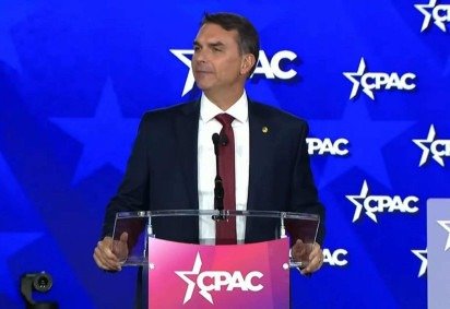 O pré-candidato à presidência Flávio Bolsonaro participou de um evento conservador nos EUA. -  (crédito: Reprodução/YouTube) -O pré-candidato à presidência Flávio Bolsonaro participou de um evento conservador nos EUA. -  (crédito: Reprodução/YouTube)