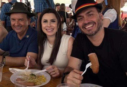 Carlos Bolsonaro e Caroline de Toni (com o governador Jorginho Melo), a dupla do bolsonarismo ao Senado por Santa Catarina. Amin foi escanteado -  (crédito: Reprodução/Redes sociais) -Carlos Bolsonaro e Caroline de Toni (com o governador Jorginho Melo), a dupla do bolsonarismo ao Senado por Santa Catarina. Amin foi escanteado -  (crédito: Reprodução/Redes sociais)