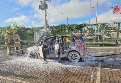 Carro pegou fogo em Vicente Pires -  (crédito: CMBDF) -Carro pegou fogo em Vicente Pires -  (crédito: CMBDF)