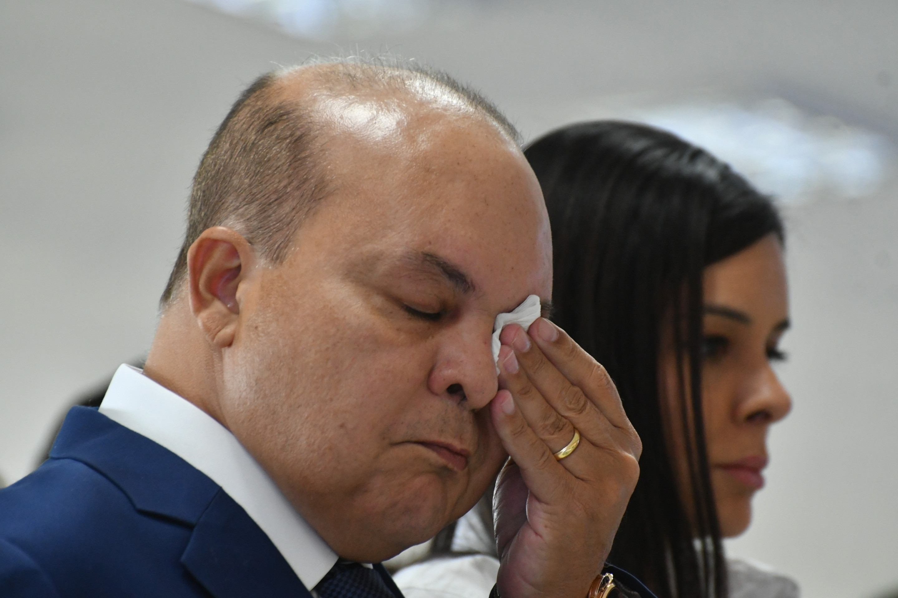 Ibaneis Rocha se emociona em missa de despedida