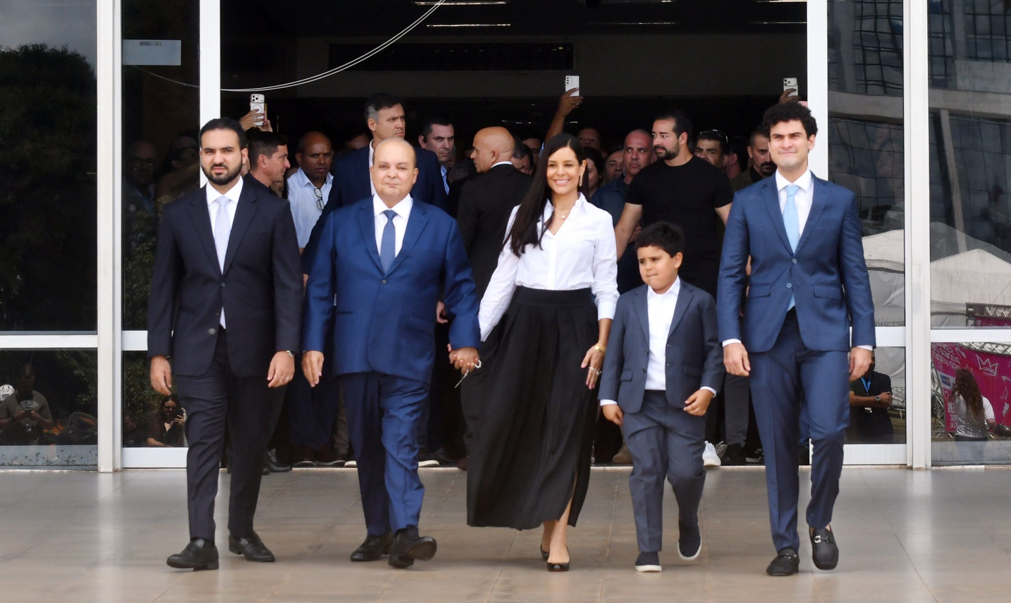  Acompanhado da esposa e dos filhos, Ibaneis participou de Missa de A&ccedil;&atilde;o de Gra&ccedil;as e solenidade no Sal&atilde;o Branco do Pal&aacute;cio do Buriti 