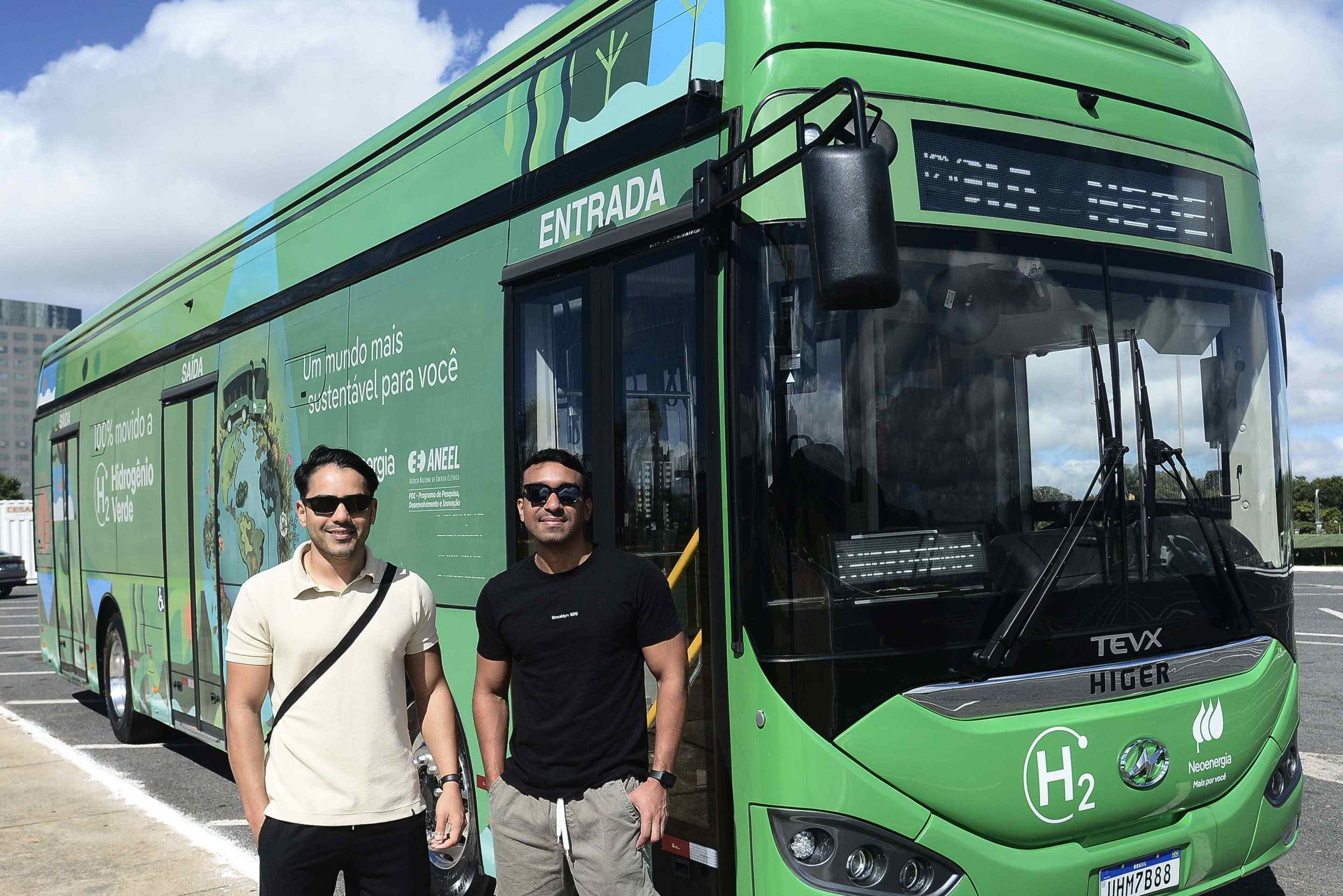  Os amigos Ailton Rocha e Giovane Silva s&atilde;o turistas de Natal (RN)
