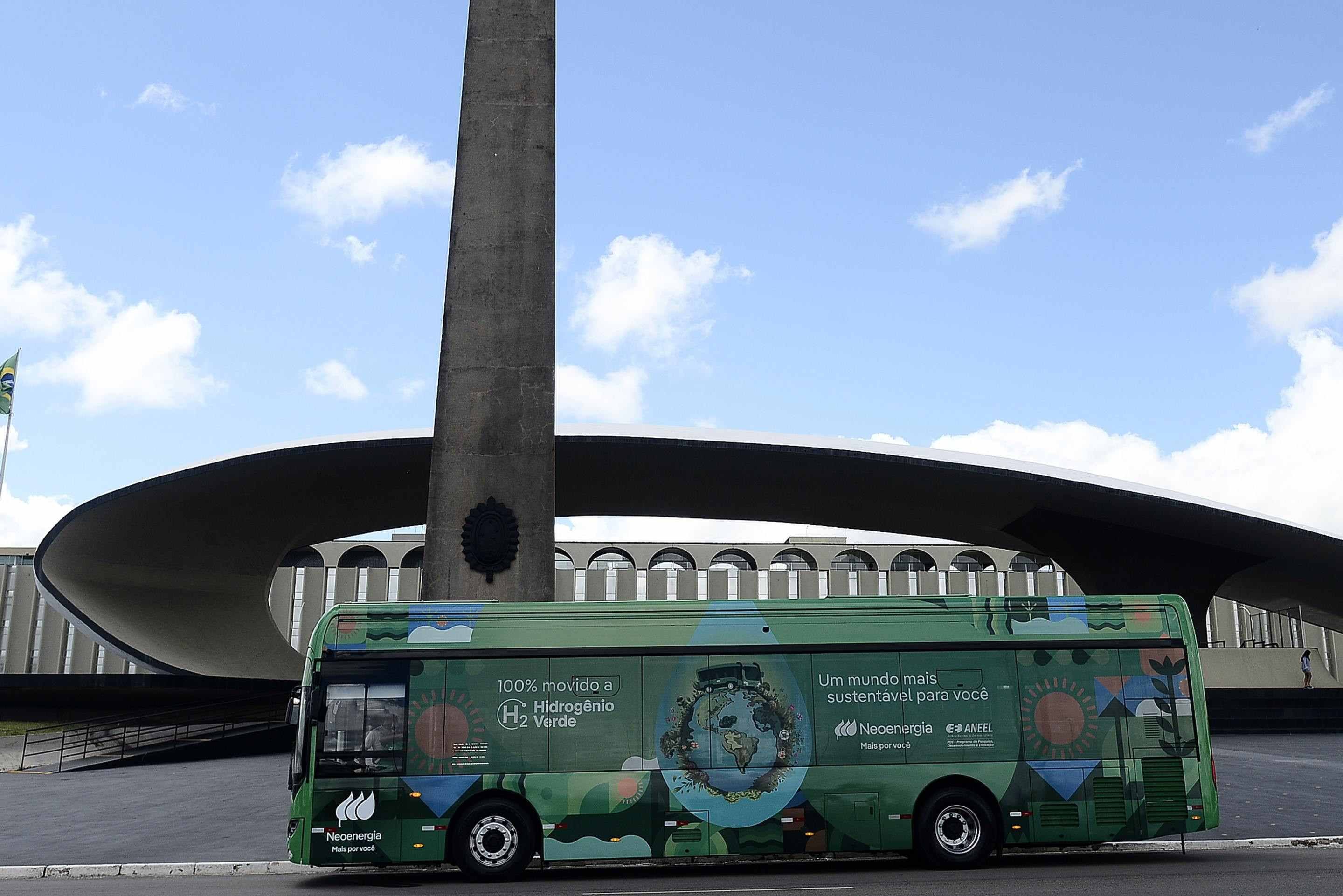  Primeiro &ocirc;nibus movido a hidrog&ecirc;nio do pa&iacute;s recebe passageiros aos s&aacute;bados na capital federal