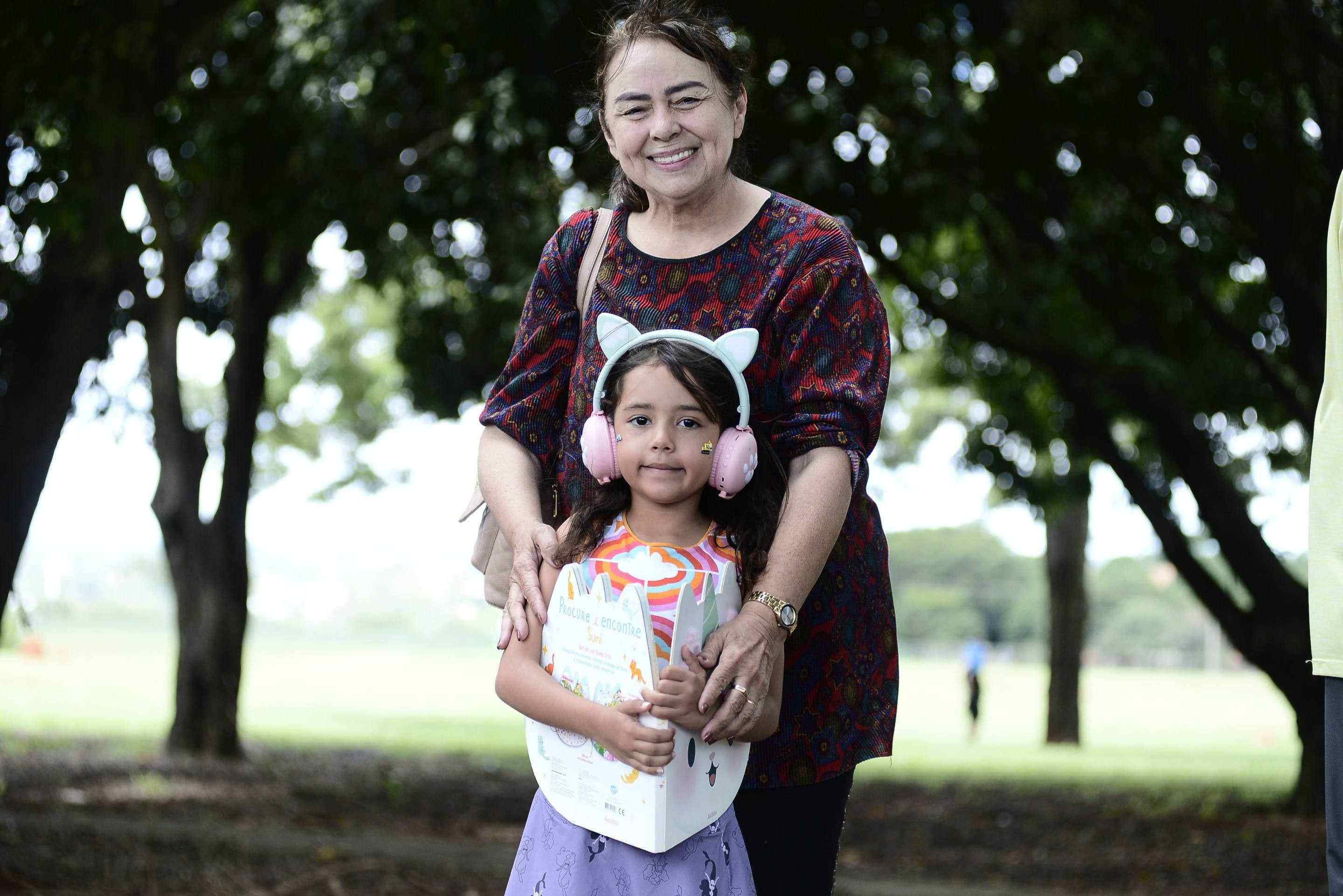 Laura Lima e a neta, Lav&iacute;nia: cuidado vem como heran&ccedil;a familiar
