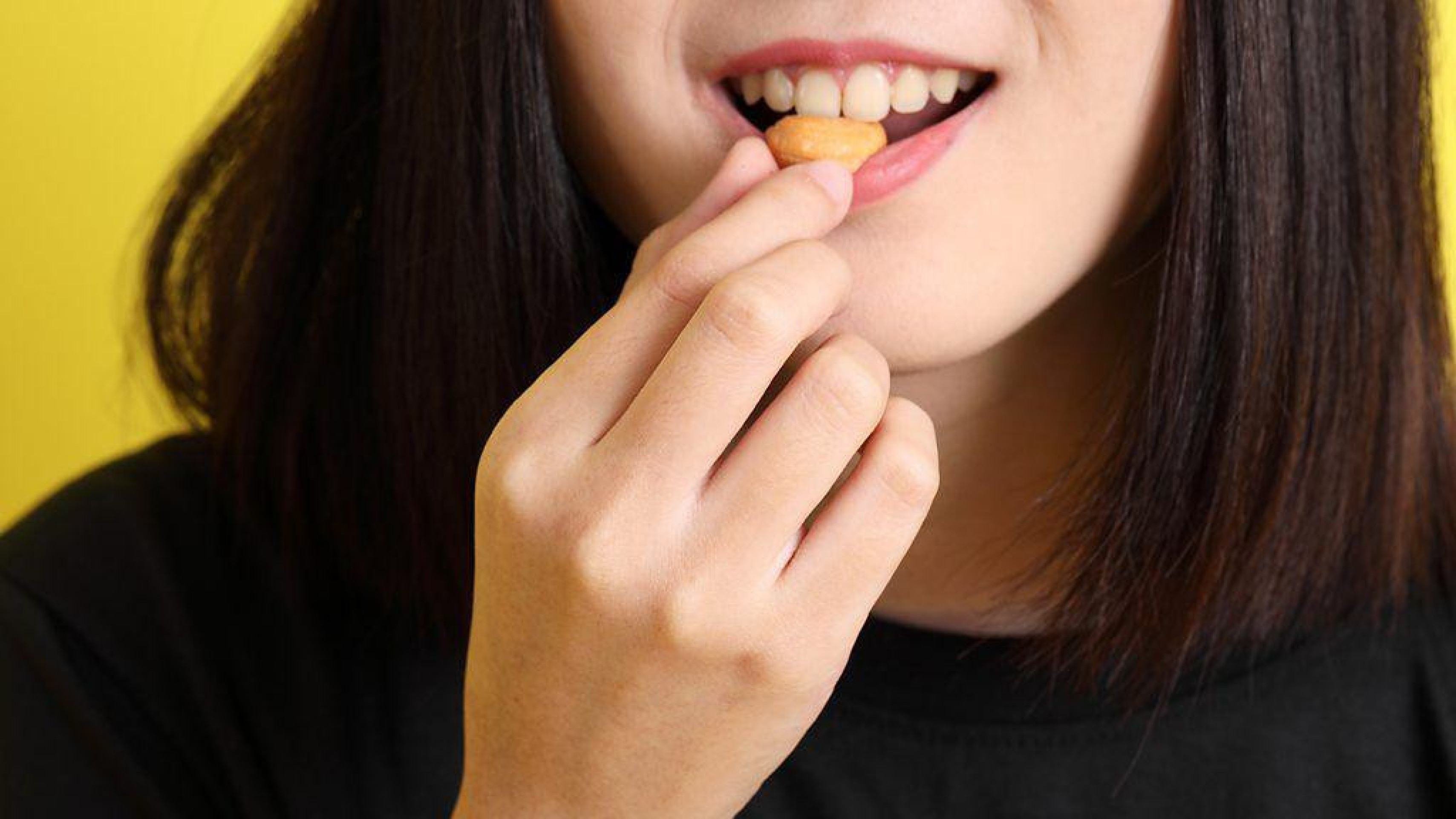 O nível dos hormônios do intestino que regulam o nosso apetite leva algum tempo para aumentar depois que comemos. Por isso, podemos ficar, a princípio, com a sensação de que a refeição não teria sido suficiente. - (crédito: Getty Images) O nível dos hormônios do intestino que regulam o nosso apetite leva algum tempo para aumentar depois que comemos. Por isso, podemos ficar, a princípio, com a sensação de que a refeição não teria sido suficiente. - (crédito: Getty Images)